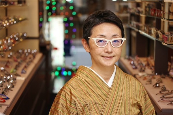 portrait d’une femme portant un kimono japonais