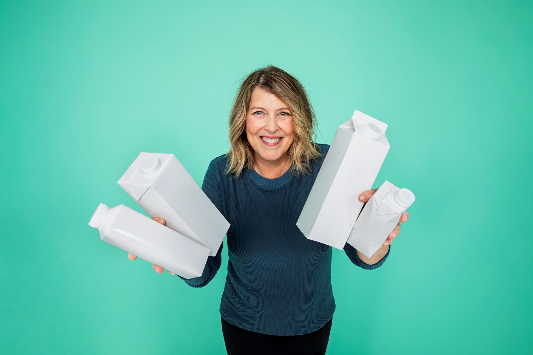 Photo d’une femme tenant des cartons pour les matériaux des contenants