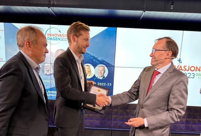 TOMRA recibe el premio a la empresa más innovadora de Noruega de 2022-23 de manos del ministro noruego de Clima y Medio Ambiente, Espen Barth Eide, en la Conferencia de Diálogo del Día de la Innovación de 2023, celebrada en el EpiCenter de Oslo.