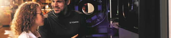 TOMRA Service team with retailer