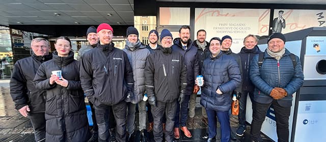 Membros da equipe da TOMRA Reuse fotografados no lançamento do piloto em Aarhus