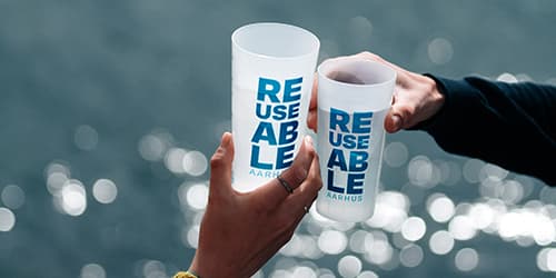 Tazas de Rotake REUSABLE bajo el sol del verano en Aarhus